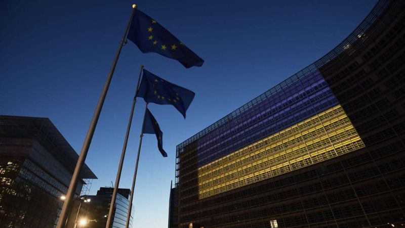Флаги Евросоюза и Украины Евросоюз одобрил статус кандидата в ЕС для Украины