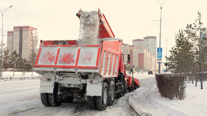 Как ликвидируют последствия снегопада в Астане