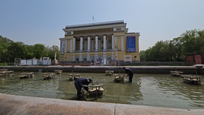подготовка фонтанов к запуску в Алматы