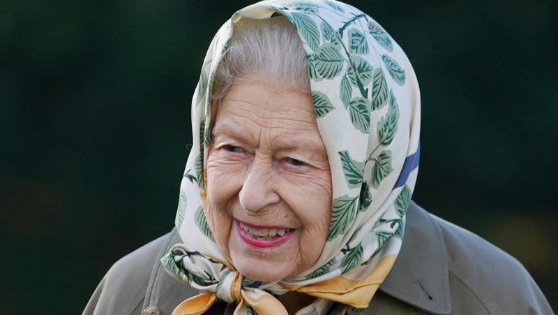 Елизавета II Королева Великобритании, вооруженный человек