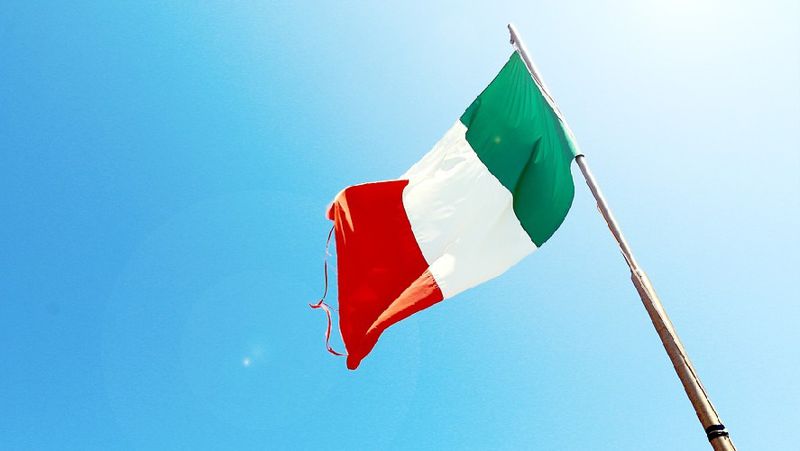 Посольство Италии рекомендовало гражданам уезжать из России