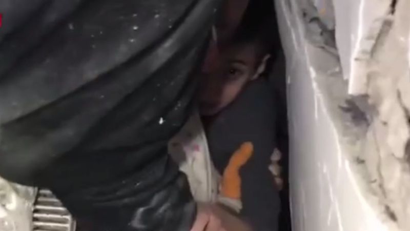 мальчик 114 часов под завалами — в Турции спасли 10-летнего мальчика
