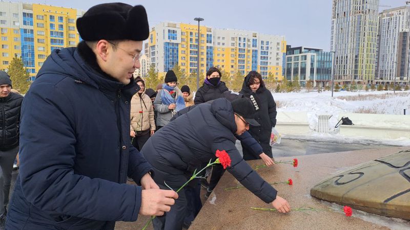 Астана, медработники, возложение цветов 