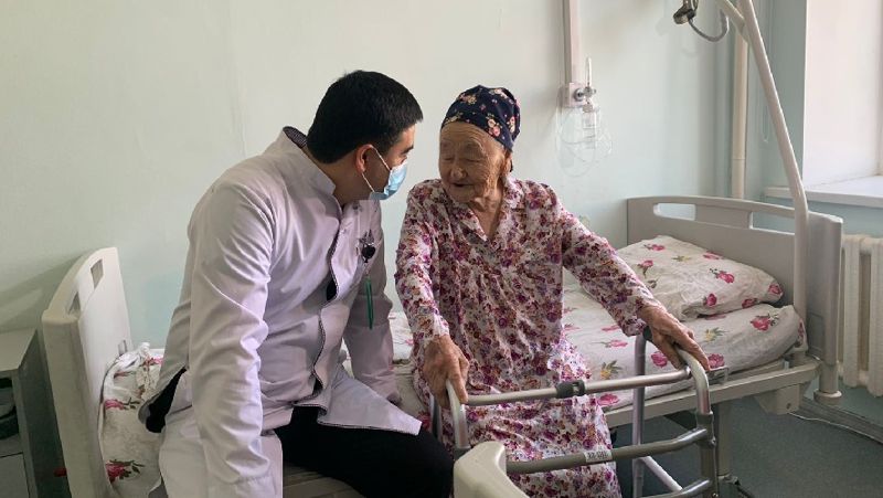 Перелом шейки бедра Пациентка и врач