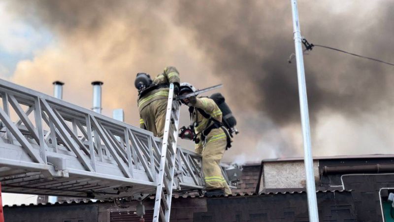 В Актобе из детского сада эвакуировали 40 человек из-за крупного пожара