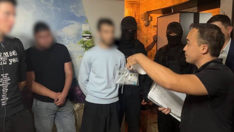 Полиция ШҚО полицейлері қазақстандықтарды 80 миллион теңгеге сан соқтырған интернет-алаяқтар тобын құрықтады
