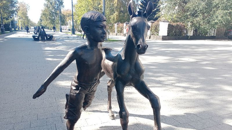 скульптура мальчик с жеребенком