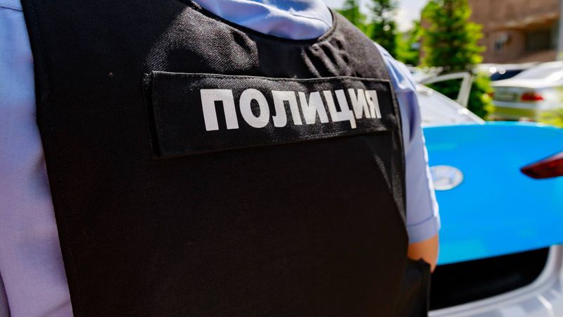полицейский В Павлодаре тело недоношенного ребенка нашли в канализации