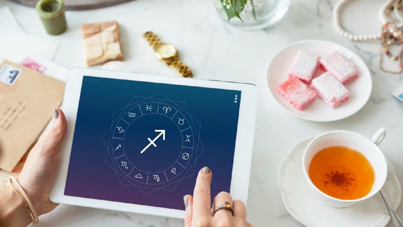 астролог с планшетом знаки зодиака, астрология, июнь, советы, счастливый билет