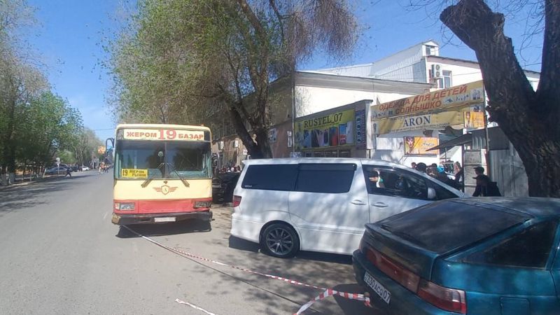 Автобус насмерть сбил женщину в Уральске