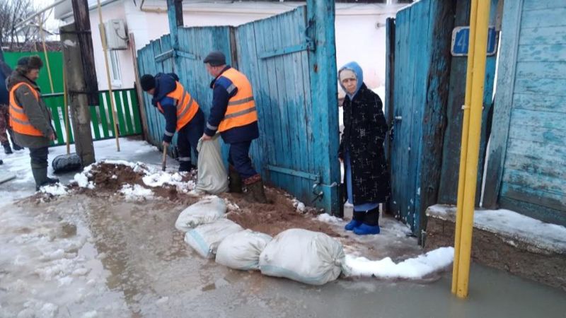 В Уральске и Аксае талыми водами затопило улицы и дворы