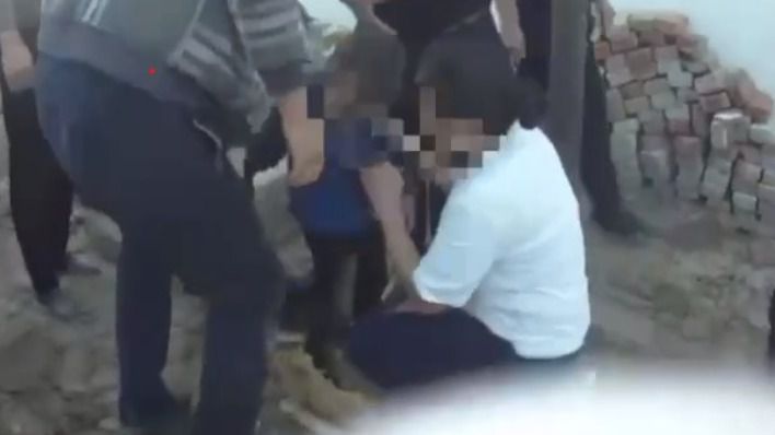 Спасение ребенка из канализационной ямы в Атырауской области попало на видео 