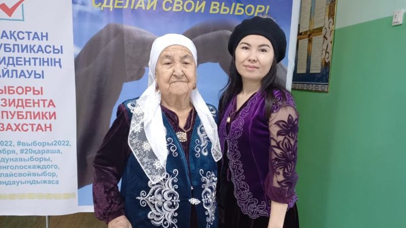 90-летняя апа – "генерал" привела на избирательный участок всю семью из 17 человек