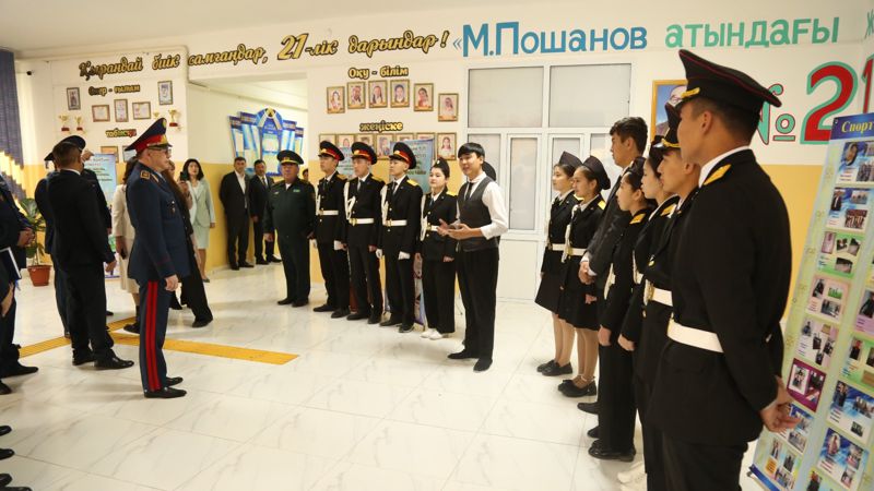 Начальник ДП Туркестанской области проверил безопасность школ и встретился со школьниками