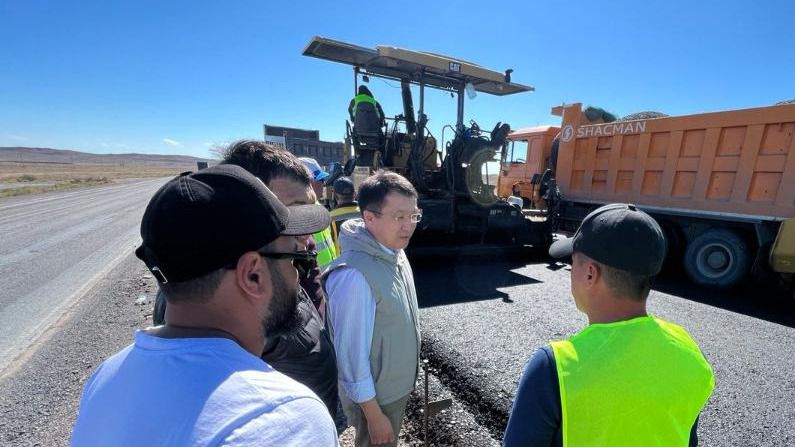 Министр транспорта лично проверил ремонт трассы от Алматы до Астаны