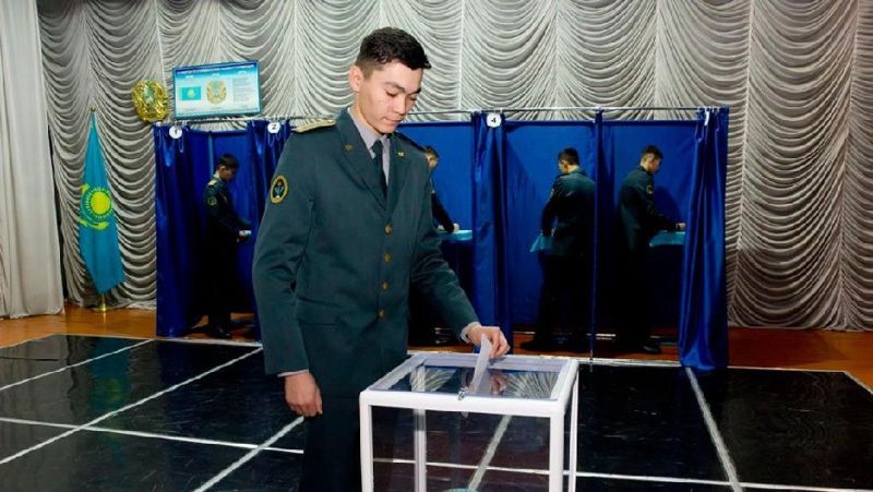 Личный состав военного вуза участвует в выборах президента Казахстана