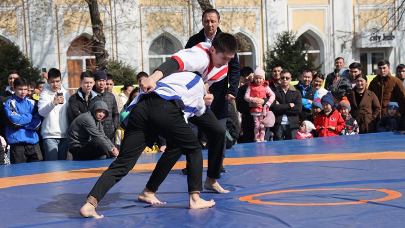 Алматинцы отмечают Наурыз: На площади
