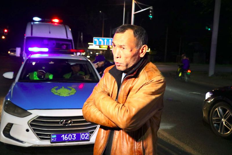 В Алматы мужчина заправил угнанный автомобиль и покатал на нем друга