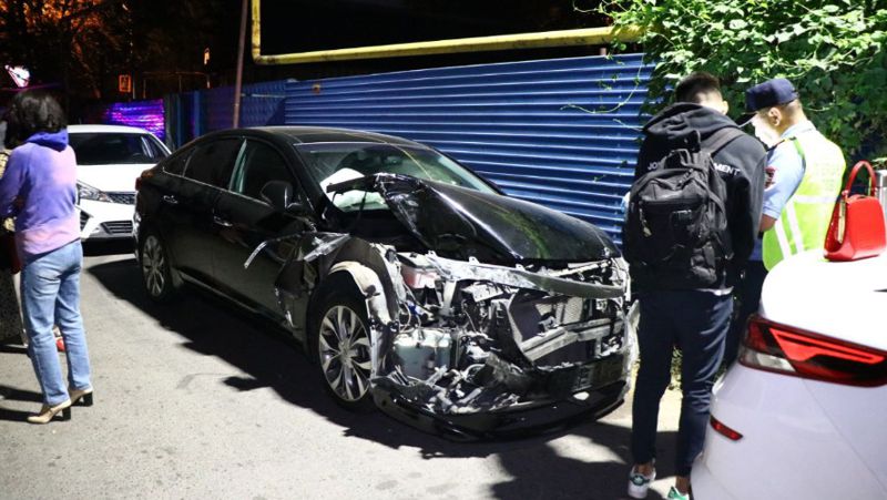 Пешеход погиб в Алматы после столкновения двух автомобилей