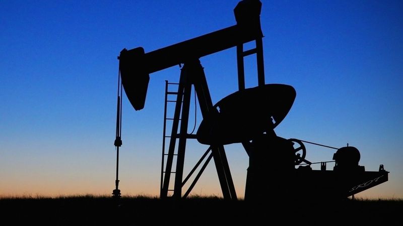 В ОПЕК+ начали добровольное снижение добычи нефти