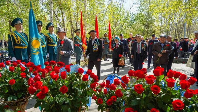 нур-султан, вов, воины, могила, цветы, церемония