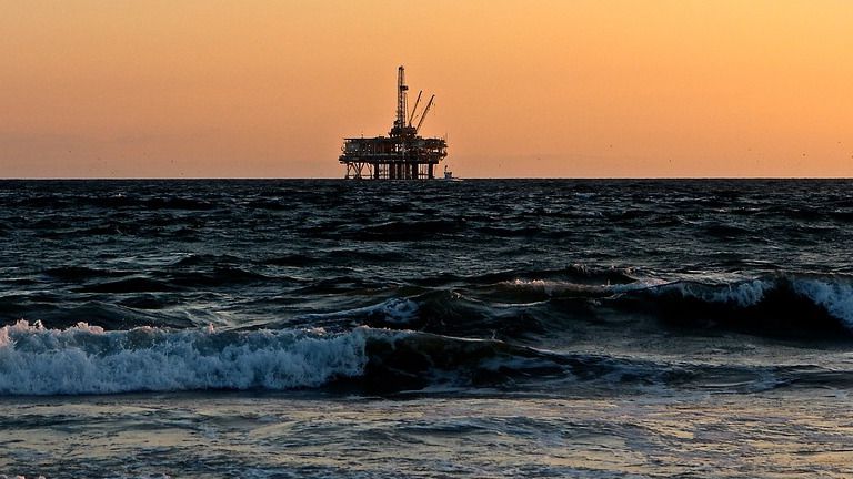 нефтевышка 200 баррелей нефтепродуктов разлились у берегов Великобритании