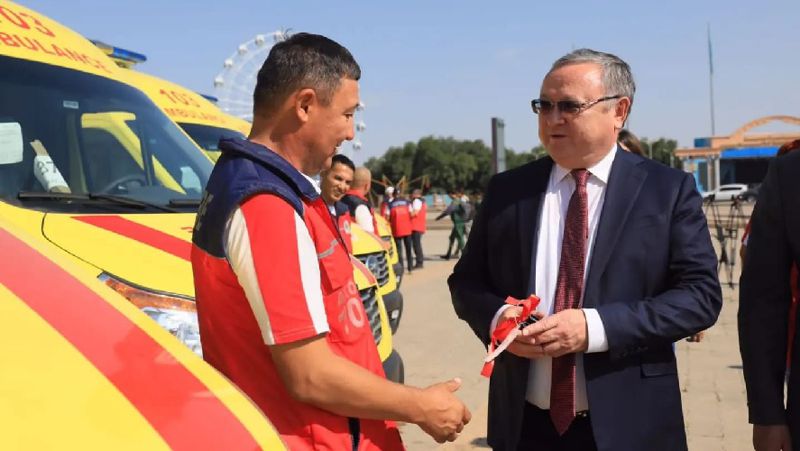 52 новые машины скорой помощи передали в медучреждения Актюбинской области