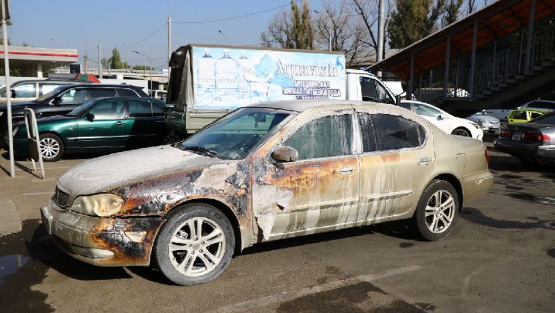 Здание с магазинами по продаже автозапчастей загорелось в Алматы