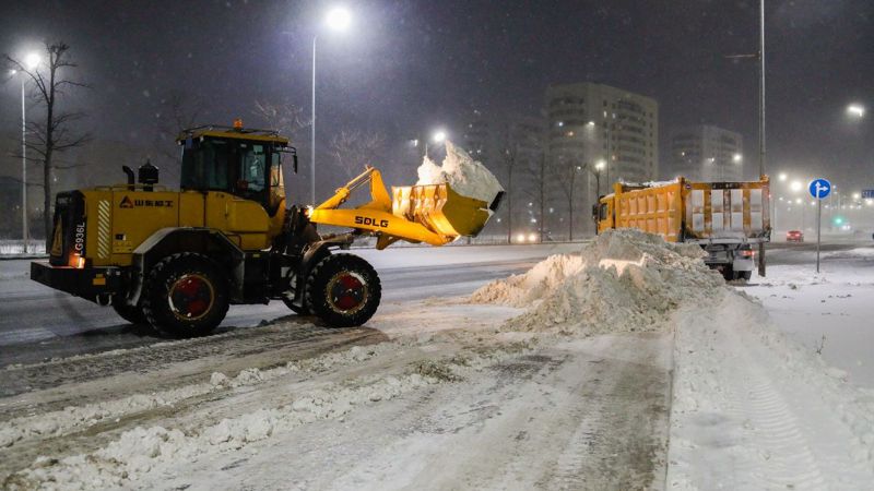 Как ликвидируют последствия снегопада в Астане