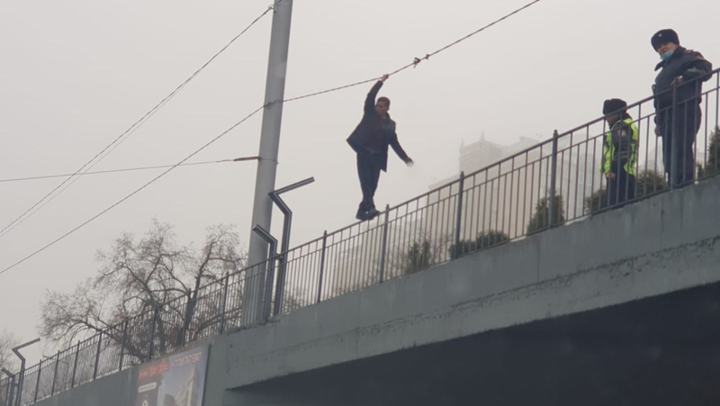 Мужчина на мосту происшествие, прыжок