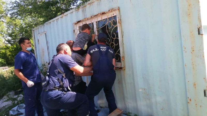 мальчик застрял в решетке окна в Усть-Каменогорске