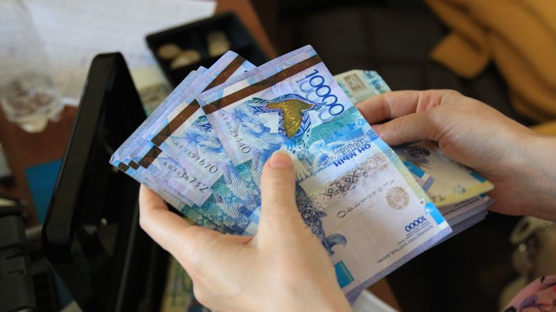 Стала известна зарплата акима Конаева