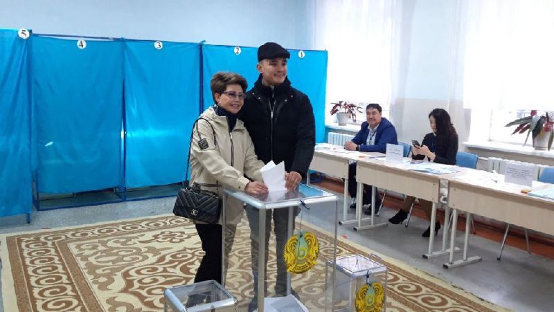 Роза Рымбаева и Али Окапов проголосовали на выборах