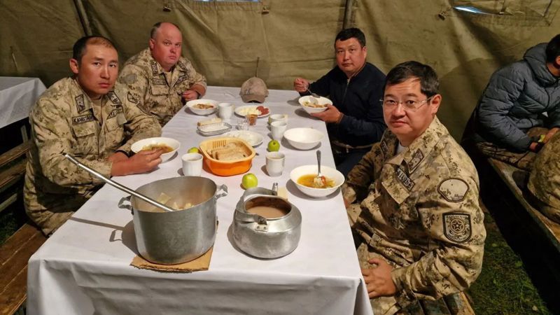 пограничники, депутаты, военослужащие