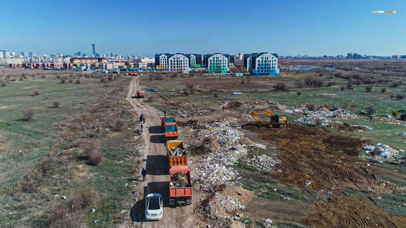 Грузовики вывозят мусор Свалки в Нур-Султане