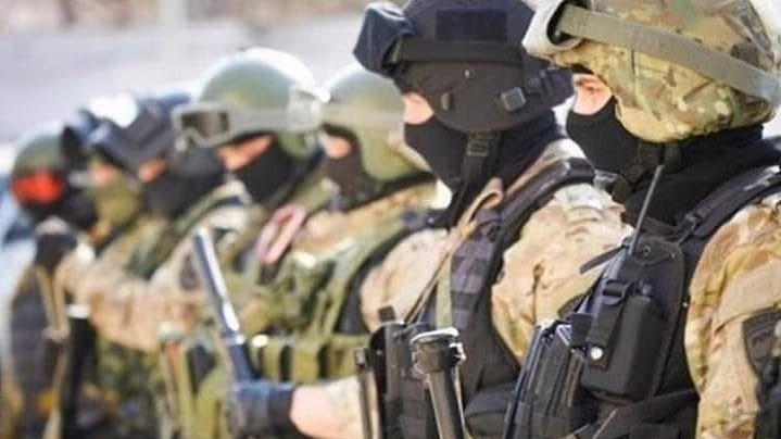 люди в форме Боевые учения проводят в Конаеве