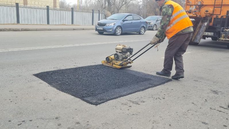 Алматыда жолдағы шұңқырларды жамау жұмыстары мерзімінен бұрын қолға алынады Коммуналдық қызмет