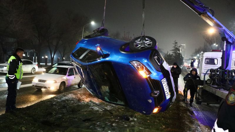 Renault Перевернулся на крышу после ДТП в Алматы