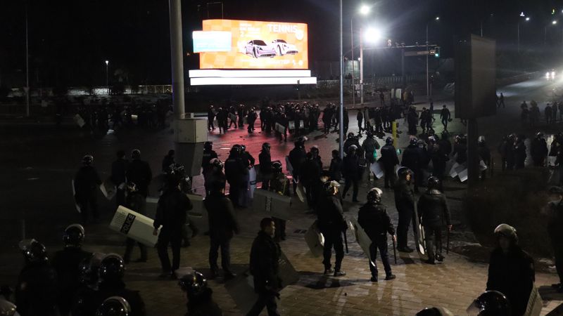 Полицейские во время беспорядков По следам январских событий – откуда в Алматы прилетели погромщики?