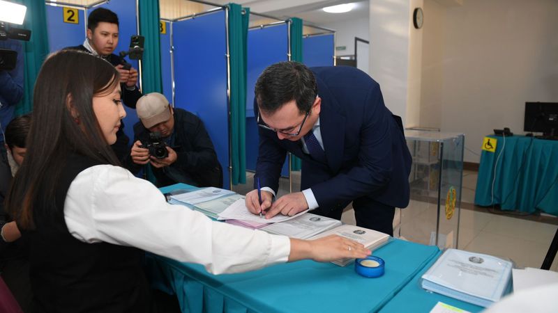 Аким Алматинской области проголосовал на выборах
