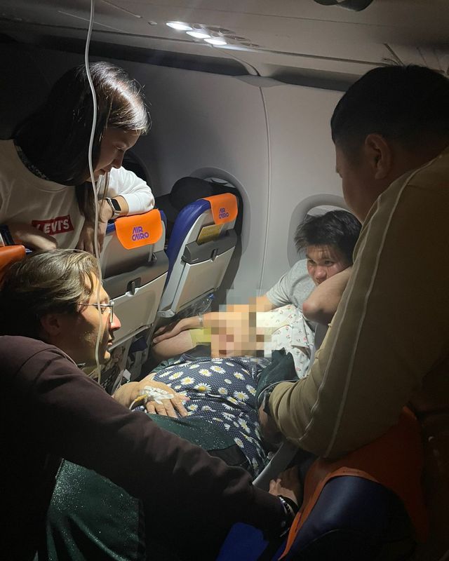 Казахстанский врач спас женщину на борту самолета