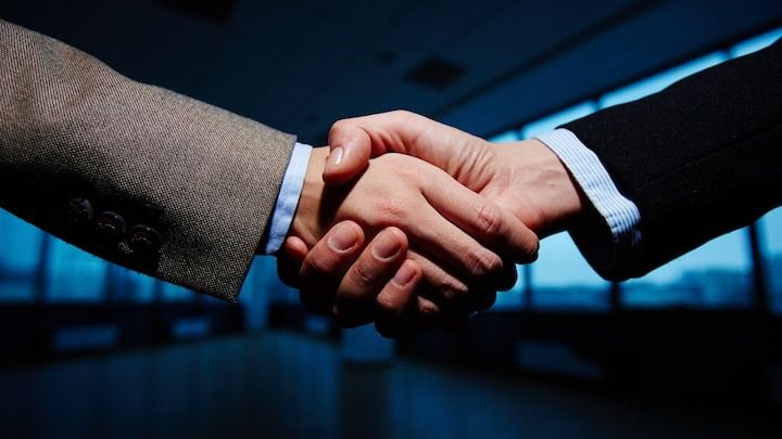 Рукопожатие Казахстан Сингапур бизнес проекты