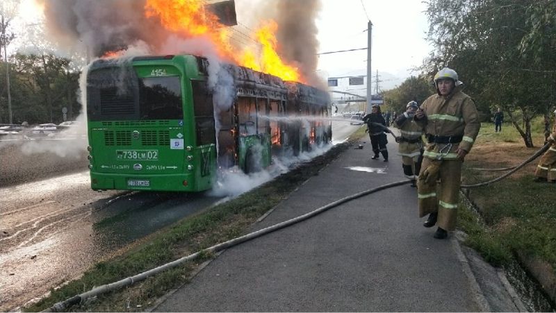 В Алматы сгорел автобус