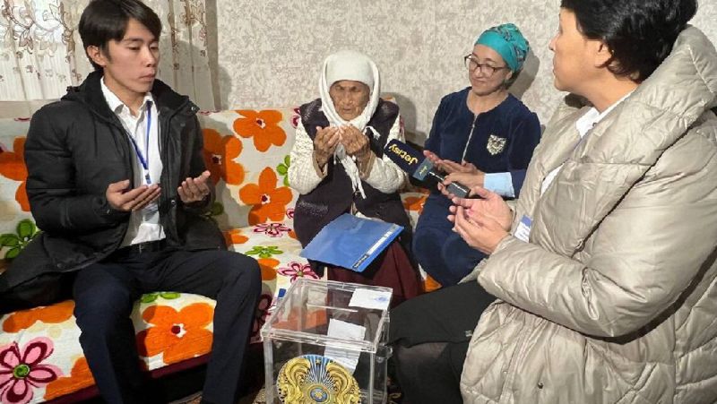 Старейшая жительница Казахстана проголосовала на выборах