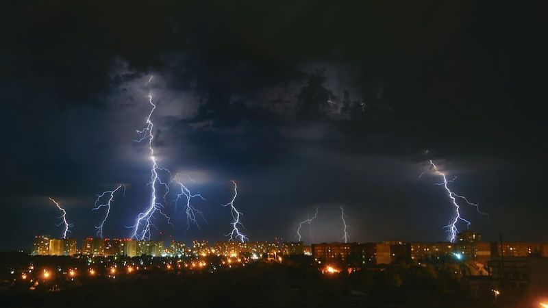 ночь, гроза, молнии, вид на город Сильные дожди, гроза и жара до +32: синоптики рассказали о погоде в Астане, Алматы и Шымкенте