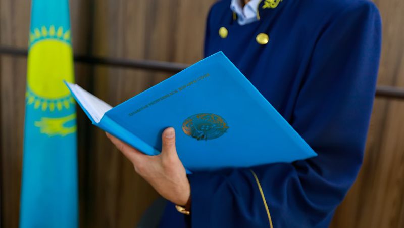 судья зачитывает приговор Атырау, офицер Антикора, взятка, приговор