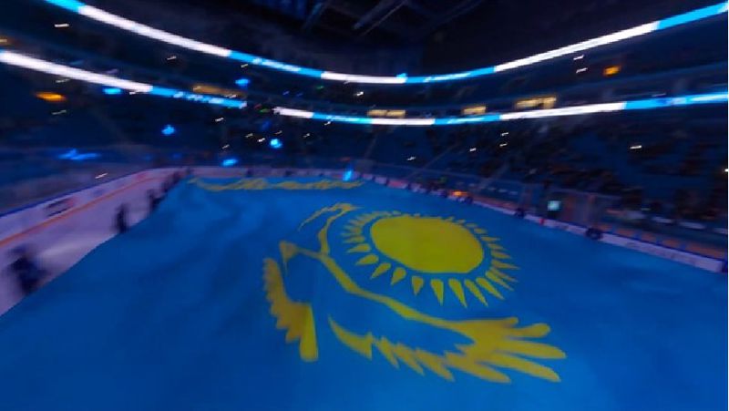 Самый большой флаг Казахстана раскрыли перед хоккейным матчем в Астане 