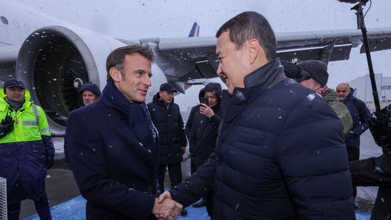 Алихан Смаилов встретил президента Франции в аэропорту