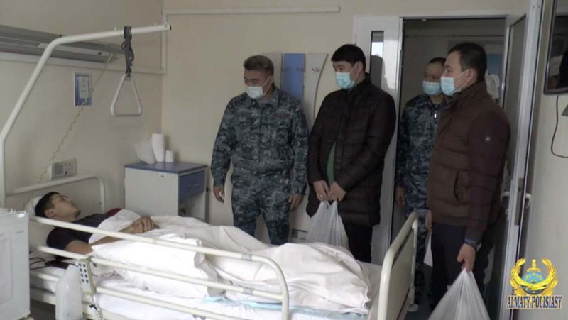 Полицейские и вайнеры в больнице Беспорядки 2022, Алматы