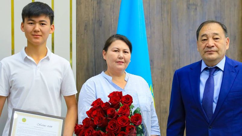 Девятиклассника, который спас тонущего мальчика наградили в Актюбинской области 